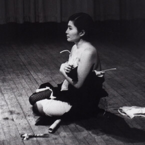 Cut Piece (1964) performed by Yoko Ono in New Works of Yoko Ono, Carnegie Recital Hall, New York, March 21, 1965.
Photograph by Minoru Niizuma. © Minoru Niizuma. Courtesy Lenono Photo Archive, New York