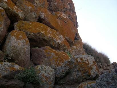 Il nome "Arrubiu", che in sardo significa "rosso", deriva dal colore caratteristico dei licheni che ricoprono le sue pietre millenarie. Nuraghe Arrubiu, Orroli, Sardegna
