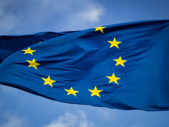 L’Unione Europea nasce dall’esigenza di evitare nuovi conflitti, favorendo cooperazione e solidarietà tra popoli diversi