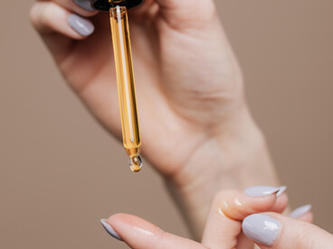 Common antioxidants include vitamin C, vitamin E, and ferulic acid