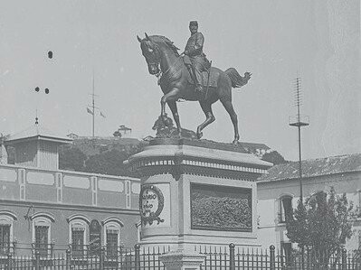 Monumento em homenagem ao General Osório, estátua equestre, em frente ao Paço Imperial, Rio de Janeiro, Brasil. Com a chegada da República em 15 de novembro de 1889, o Paço Imperial já não era o centro administrativo do Brasil, mas seu papel como testemunha da transformação política do país permaneceu inegável
