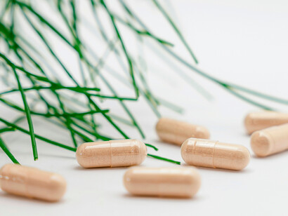 Suplementos. A desinformação disseminada pela mídia pode levar a um uso indiscriminado de suplementos, especialmente entre indivíduos que buscam soluções rápidas para seus problemas de saúde