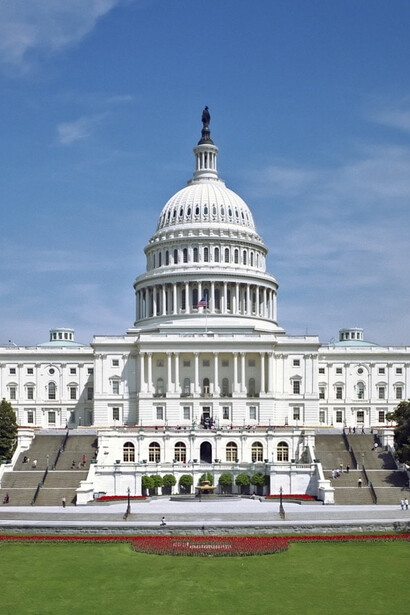 El Capitolio de los EE. UU., diseñado inicialmente por William Thornton y posteriormente modificado por Benjamin Henry Latrobe y Charles Bulfinch