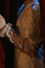 Os aristocratas usavam o teatro para debochar de seus velhos inimigos. Linguagem chula e de baixo calão eram incentivadas pelo próprio rei. Durante o período da restauração, os atores conseguiram uma grande ascensão social. Antes desta época, artistas eram de modo geral figuras marginalizadas pela sociedade. Entretanto, durante esse momento pela primeira vez alguns deles começaram a desfrutar do status de grandes celebridades dentro da cultura popular, tradição que persiste até os dias de hoje nas imagens das grandes estrelas de cinema
