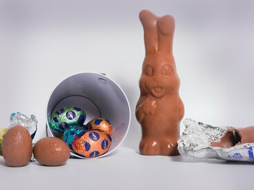 O consumo excessivo de chocolates de baixa qualidade nutricional, especialmente em datas comemorativas, contribui para padrões alimentares inadequados, sobretudo entre crianças. O aumento da ingestão de açúcar e gordura está diretamente associado à elevação das taxas de obesidade infantil, cáries dentárias e distúrbios metabólicos