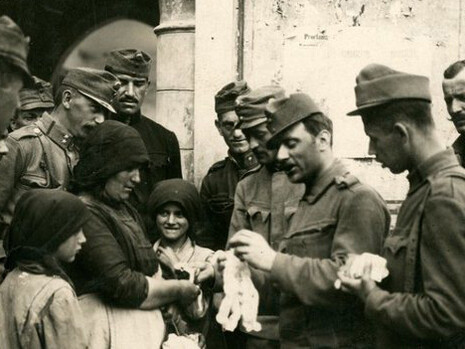 I soldati distribuiscono viveri alla popolazione