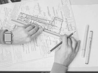 Dettaglio delle mani di un architetto che prende le misure per un progetto