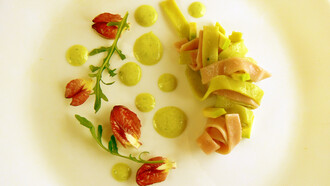 Tagliatelle verdi e rosa con radicchio, rucola e salsa di avocado  