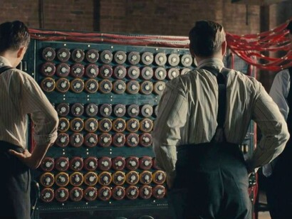 A la izquierda Benedict Cumberbatch, el actor que da vida a Alan Turing en la película