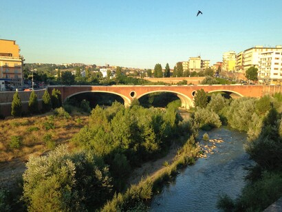 All'estremità del ponte si erge una stele monumentale in travertino, alta circa 6 metri, con un bassorilievo in bronzo che raffigura l'incontro tra Dante e l'anima di Manfredi. Benevento, Italia
