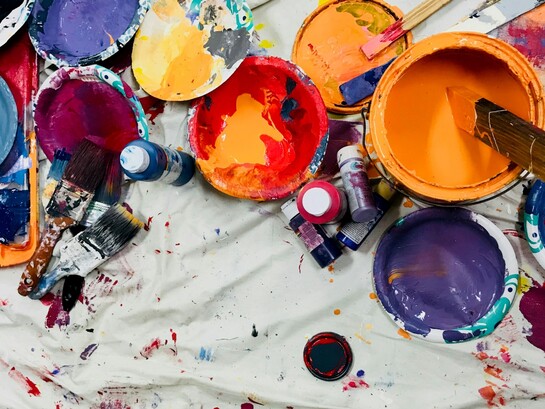 L’arte terapia è una forma di supporto psicologico che utilizza attività artistiche per esprimere emozioni e pensieri