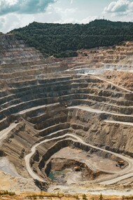 A importância das terras raras se manifesta principalmente na revolução energética e tecnológica que marca o início deste novo miênio. Com a transição para fontes de energia limpa e a expansão da mobilidade elétrica, a demanda por ímãs permanentes de alta potência, utilizados em motores elétricos e geradores eólicos, tem aumentado exponencialmente