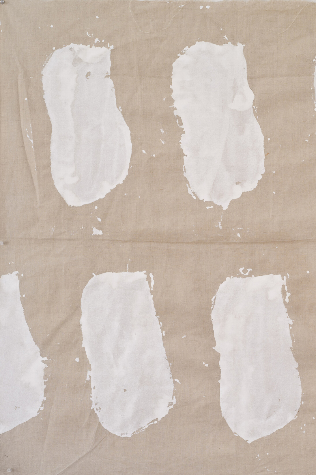 Claude Viallat, Sans titre n°200, 2014, Acrylique sur tissu beige, 110 x 110 cm, Courtesy Galerie Daniel Templon, Paris & Brussels. Crédit photo : B. Huet/Tutti