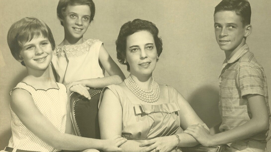 Zuzu com os filhos, Hildegard, Ana Cristina e Stuart - Acervo Institut