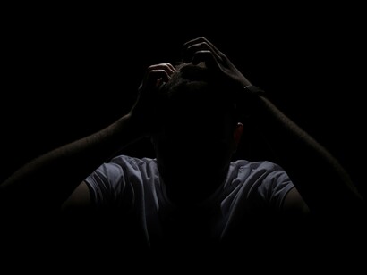 Indivíduo desesperado. O antagonismo congela, é o pânico