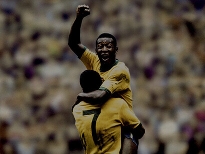 Pelé, abrazado a su compañero Jairzinho, tras ganar el Mundial de 1970