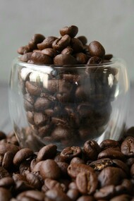 O café é repleto de antioxidantes que combatem danos celulares e previnem doenças crônicas