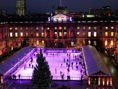 Las pistas de hielo son una de las atracciones de Londres durante la Navidad