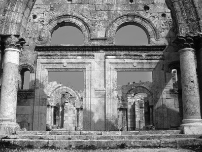 Qalʿat Simʿān, sorge su una collina nel luogo in cui si ergeva la colonna di Simeone, della quale si possono osservare ancora le rovine