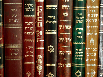 A book shelf at the Jerba Synagoge at the southern town of Netivot © Chany Crystal