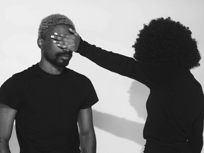 A woman covers her boyfriend's eyes. The neutralization of contradiction is a kind of make-believe