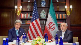 El secretario de Estado estadounidense, John Kerry, se dirige a los periodistas antes de una reunión bilateral con el ministro de Asuntos Exteriores iraní, Javad Zarif, 22 de abril de 2016, Nueva York, Estados Unidos