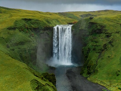 A névoa formada pela cachoeira Skógafoss cria um cenário que parece saído de uma pintura, na cidade de Skógar. Lugares assim ajudam a explicar por que a Islândia encanta visitantes do mundo inteiro