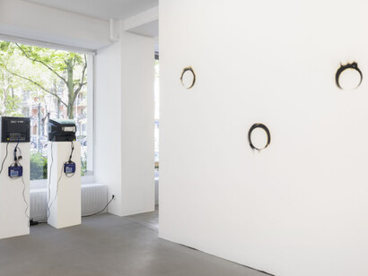 Sylvie Fleury and Angela Bulloch, The art of survival. Baby doll saloon, exhibition view. Courtesy of Mehdi Chouakri Gallery