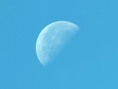Ante el cielo o el mar nos invade una vocación de abandono, solidaria con las diferentes formas del azul
