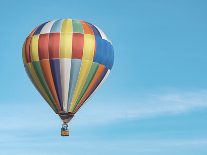 Globo aerostático en el cielo azul. La vida en un año nuevo, es una historia aún sin contar