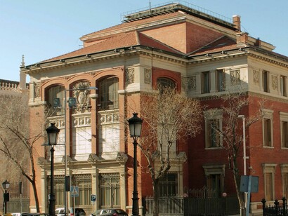 Está integrada por Académicos de Número y conformada por la Asociación de Academias de la Lengua Española. Sede de la RAE en Madrid, España