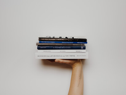 Dedicarsi alle pagine di un libro