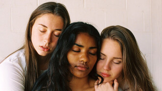 Amigas se apoyan en tiempos de depresión