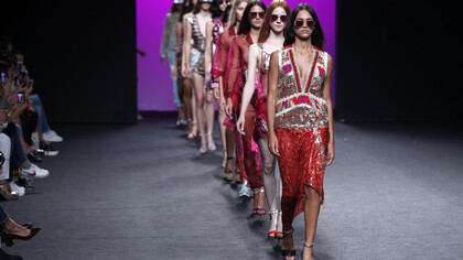 Desfile del diseñador Custo BCN en la sala Bertha Benz del recinto ferial Ifema. Foto: Ugo Camera/IFEMA
