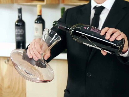 Decantando el vino