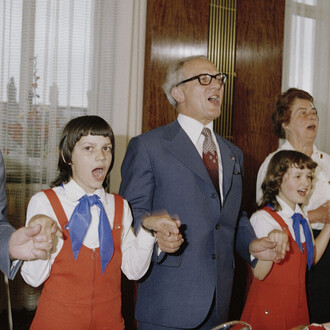 Thomas Billhardt, Erich Honecker mit Jungpionieren beim Veteranentreffen, 1974. Mit freundlicher Genehmigung der Camera Work Gallery