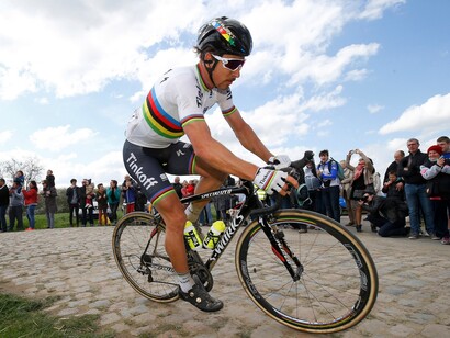 Peter Sagan rodando sobre adoquines