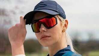 Modella con il berretto "Eye cap blue" di Face Off