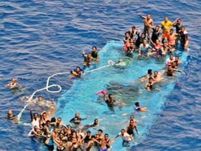Decenas de inmigrantes piden socorro a un helicóptero mientras su embarcación se hunde en el Mediterráneo