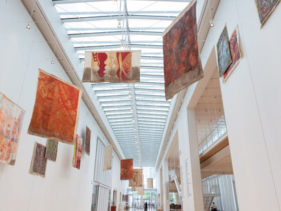 Vivian Suter: el bosque interior. Courtesy of Art Institute of Chicago