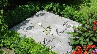 Tumba de Elias Canetti (1905 - 1994) en el cementerio de Fluntern en Zúrich, Suiza. 2004. La inscripción en la lápida ilustra la firma típica de Canetti