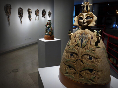 Varias obras de arte de Rosamar Corcuera en la exposición 'De barro y fuego' en el Centro Cultural Ricardo Palma, Miraflores, Perú
