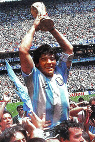 Maradona levantando la copa del Mundial de Fútbol de 1986. A lo largo de la historia del fútbol, los jugadores han debido enfrentarse a decisiones tomadas desde el poder institucional, donde dirigentes y organismos internacionales imponen condiciones que muchas veces escapan al control de quienes están dentro del campo