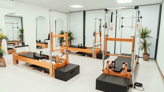 Estúdio de Pilates. Ao contrário do que muita gente pensa, não é só para idosos que buscam fazer uma atividade física. A modalidade é cada vez mais procurada pelos benefícios que traz ao corpo, já que trabalha força, flexibilidade e mobilidade muscular