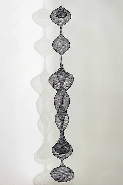 Ruth Asawa Untitled (S. 272) c. 1955. Copper and iron wire, 108 x 15 x 15 inches. Private Collection. © Estate of Ruth Asawa. Photo by Laurence Cuneo.