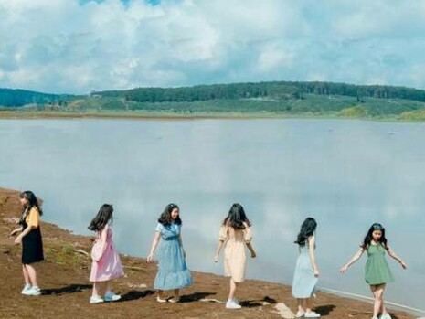 Amigas se divertem juntas. É também importante colocar a visão de nós mesmos nas mãos daqueles que diariamente estão connosco. Do lado de fora, é mais fácil conhecer o que precisamos de mudar