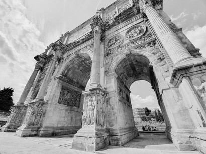 O Arco do Triunfo foi construído na cidade de Roma, Itália, para comemorar a vitória de Constantino contra outro imperador romano, o usurpador Magêncio