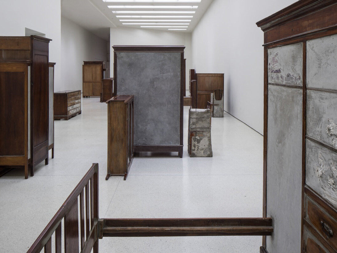 Installation view: Doris Salcedo, Solomon R. Guggenheim Museum, New York, June 26–October 12, 2015, Photo: David Heald © Solomon R. Guggenheim Foundation