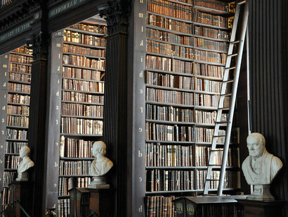 Biblioteca llena de libros