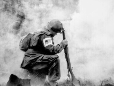 Le soldat exécute, mais ne décide pas : il incarne la chaîne invisible reliant la politique, l’industrie et la propagande